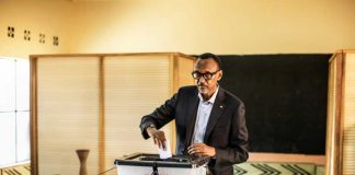 Le président rwandais sortant Paul Kagame vote le 4 août à Kigali lors du scrutin présidentiel / © AFP / MARCO LONGARI