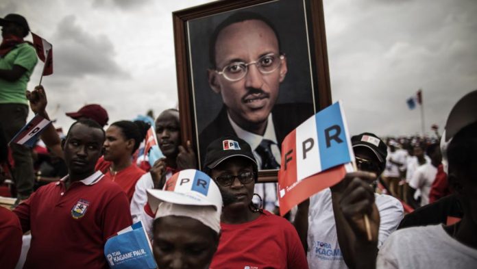 Les partisans du président Paul Kagame, lors du meeting de clôture de campagne pour l'élection présidentielle, à Kigali, le 2 août 2017. © MARCO LONGARI / AFP