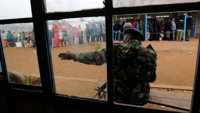 Dans un bureau de vote de Kibera, au Kenya, lors des premières heures du vote de ce mardi 8 août. © REUTERS/Thomas Mukoya