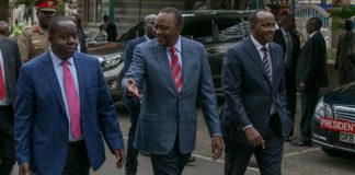 Le président Uhuru Kenyatta (au centre), le lundi 14 août 2017 juste avant une conférence de presse à Nairobi.