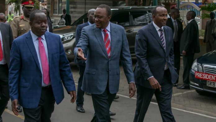 Le président Uhuru Kenyatta (au centre), le lundi 14 août 2017 juste avant une conférence de presse à Nairobi.