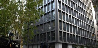 Des journalistes attendent devant le tribunal de Madrid le 22 août 2017 / © AFP / GABRIEL BOUYS