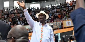 Le président Alassane Ouattara salue ses partisans et les membres du parti lors de son allocution au congrès du RDR qui s'est tenu au Palais des sports d'Abidjan, le 10 septembre 2017. © ISSOUF SANOGO / AFP