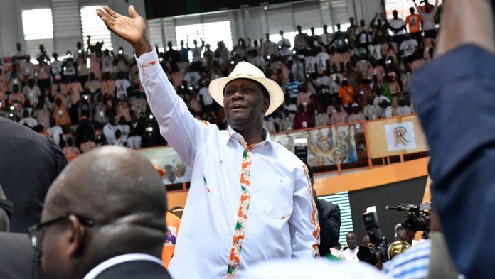 Le président Alassane Ouattara salue ses partisans et les membres du parti lors de son allocution au congrès du RDR qui s'est tenu au Palais des sports d'Abidjan, le 10 septembre 2017. © ISSOUF SANOGO / AFP