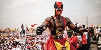 (Image d'illustration de la campagne) Ici, un lutteur, le visage du candidat placardé sur le corps, pose sur le toit d’un camion à Luanda, le 19 août pour le Mouvement populaire de libération de l’Angola (MPLA). © AFP/Marco Longari