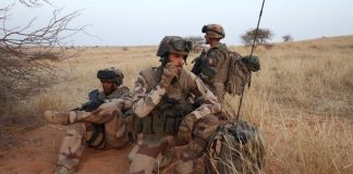 Des soldats de Barkhane, dans la région de Ménaka, dans le cadre de l'opération Garikou (photo d'archives). © RFI/ Anthony Fouchard