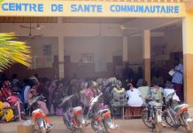 Le Centre de santé communautaire du quartier d'Hippodrome, à Bamako, accueille chaque semaine une quinzaine de femmes à accoucher. Ici, on voit plusieurs jeunes mamans portant leur bébé. © David Baché/RFI