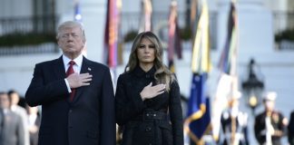 Le président américain Donald Trump (g) et son épouse Melania, le 11 septembre 2017 à la Maison Blanche, lors d'une cérémonie marquant le seizième anniversaire des attentats du 11 septembre 2001 / © AFP / Brendan SMIALOWSKI