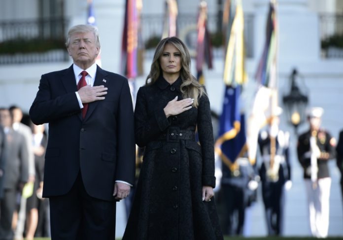 Le président américain Donald Trump (g) et son épouse Melania, le 11 septembre 2017 à la Maison Blanche, lors d'une cérémonie marquant le seizième anniversaire des attentats du 11 septembre 2001 / © AFP / Brendan SMIALOWSKI