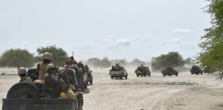 Un convoi de l'armée nigérienne arrive dans la ville de Bosso le 17 juin 2016 après une attaque perpétrée par Boko Haram / © AFP/Archives / ISSOUF SANOGO