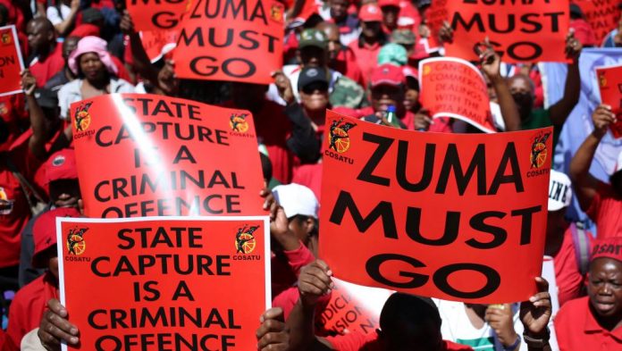 Des milliers de manifestants ont défilé mercredi 27 septembre pour dénoncer la corruption et demander la démission du président Zuma, comme ici à Johannesburg. © REUTERS/Siphiwe Sibeko
