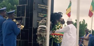 Dépôt de gerbe de fleurs au monument de l'indépendance