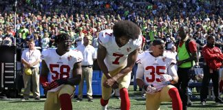 Les joueurs des 49ers de San Francisco, Eli Harold, Colin Kaepernick et Eric Reid protestent pendant l'hyme américain, le 25 septembre 2016.