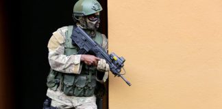 Un soldat des forces spéciales participe ici à des exercices militaires de sauvetage, à Abidjan, le 22 septembre 2017. © REUTERS/Thierry Gouegnon