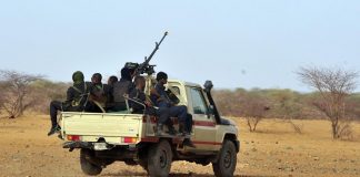 Des soldats nigériens patrouillent dans la région d'Ayorou, au nord-ouest de Niamey, au Niger (photo d'archives). © ISSOUF SANOGO / AFP