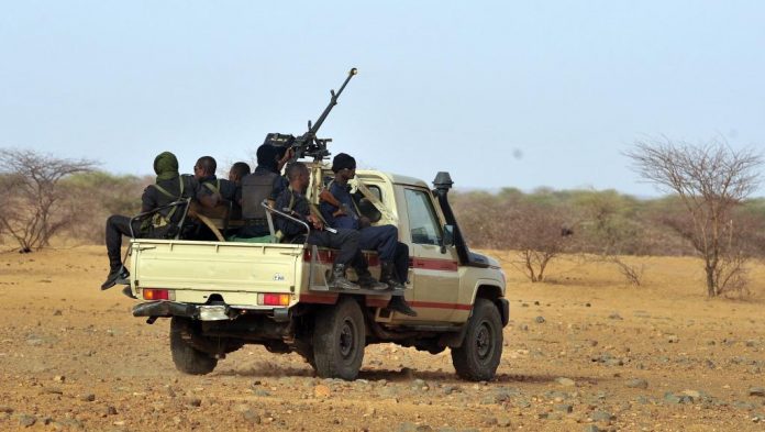 Des soldats nigériens patrouillent dans la région d'Ayorou, au nord-ouest de Niamey, au Niger (photo d'archives). © ISSOUF SANOGO / AFP