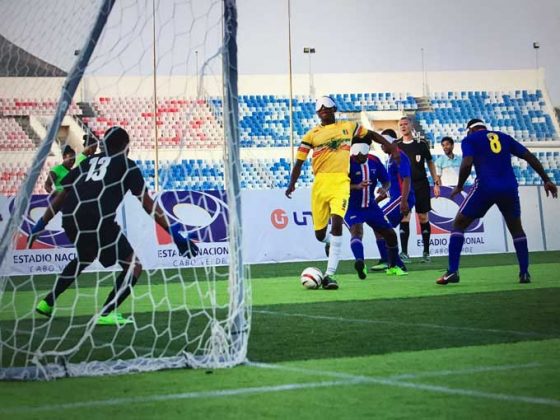 Bandiougou Traoré face au gardien de but du Cap vert