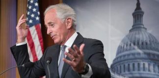 "Il devrait inquiéter tous ceux qui aiment notre pays", a déclaré Bob Corker, ancien partisan de Donald Trump, dans un entretien publié dimanche. © epa.