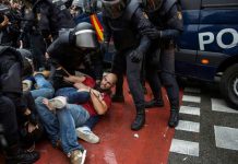 Heurts entre la police et des partisans de l'indépendance de la Catalogne devant le bureau de vote de Ramon Llull à Barcelone le 1er octobre 2017 / © AFP / Fabio Bucciarelli