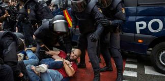 Heurts entre la police et des partisans de l'indépendance de la Catalogne devant le bureau de vote de Ramon Llull à Barcelone le 1er octobre 2017 / © AFP / Fabio Bucciarelli