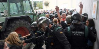 Heurts entre des policiers et des personnes devant un bureau de vote à Sant Julià de Ramis, en Espagne, le 1er octobre 2017 / © AFP / LLUIS GENE