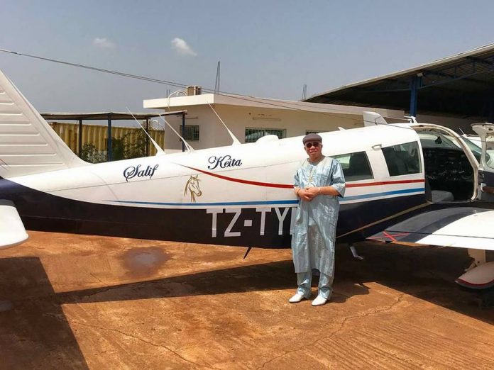 Salif KEITA s'offre un avion privé qu'il a baptisé 