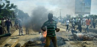 Des supporters du candidat de l'opposition Raila Odinga manifestent à Kisumu, dans l'ouest du Kenya, le 24 octobre 2017 / © AFP / KEVIN MIDIGO