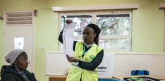 Décompte des bulletins de vote à Lavington, dans la périphérie de Nairobi, 26 octobre 2017 lors de la présidentielle au Kenya / © AFP / Fredrik LERNERYD