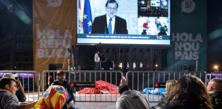 Des Catalans écoutent un discours télévisé du Premier ministre espagnol Mariano Rajoy après le référendum sur l'indépendance de la Catalogne, le 1er octobre 2017 à Barcelone / © AFP / CESAR MANSO