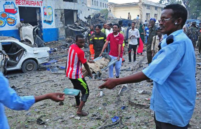 Un corps transporté sur une civière après l'explosion de deux voitures piégées à Mogadiscio, le 28 octobre 2017 / © AFP / Mohamed ABDIWAHAB