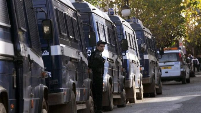 Un convoi d'une dizaine de bus, escortés par les forces de sécurité algérienne, était en direction de Tamarasset, dans l'extrême sud du pays, vendredi 6 octobre (photo d'illustration). © FAYEZ NURELDINE / AFP