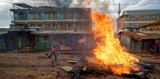 Des violences ont notamment éclaté vendredi 27 octobre, à Nairobi. CRÉDITS : BEN CURTIS / AP