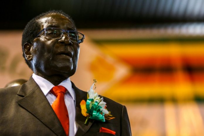 Le président du Zimbabwe Robert Mugabe, le 7 avril 2016 à Harare / © AFP/Archives / Jekesai NJIKIZANA