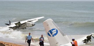 L'épave de l'avion qui s'est abîmé au large d'Abidjan (Côte d'Ivoire) faisant 4 morts et 6 blessés le 14 octobre 2017. — ISSOUF SANOGO / AFP