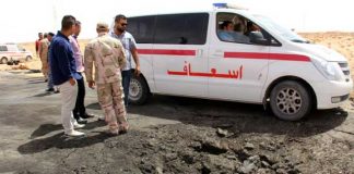 Des forces de sécurité libyennes sur les lieux d'un attentat à la voiture piégée, le 13 avril 2016 à Misrata / © AFP / STRINGER