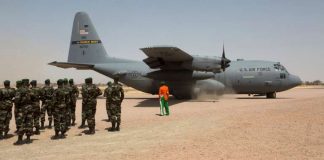 Un avion de l’US Air Force atterrit à Diffa, au Niger, lors d’un exercice militaire conjoint, en mars 2014. CRÉDITS : JOE PENNEY/REUTERS