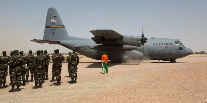 Un avion de l’US Air Force atterrit à Diffa, au Niger, lors d’un exercice militaire conjoint, en mars 2014. CRÉDITS : JOE PENNEY/REUTERS