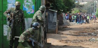 Des policiers anti-émeutes opposés à des manifestants, à Nairobi, le 27 octobre 2017 / © AFP / SIMON MAINA