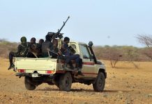Des soldats nigériens patrouillent près d'Ayorou, au nord-ouest de Niamey, dans la région Nord-Tillabéry, au Niger. (Photo d'illustration) © ISSOUF SANOGO / AFP