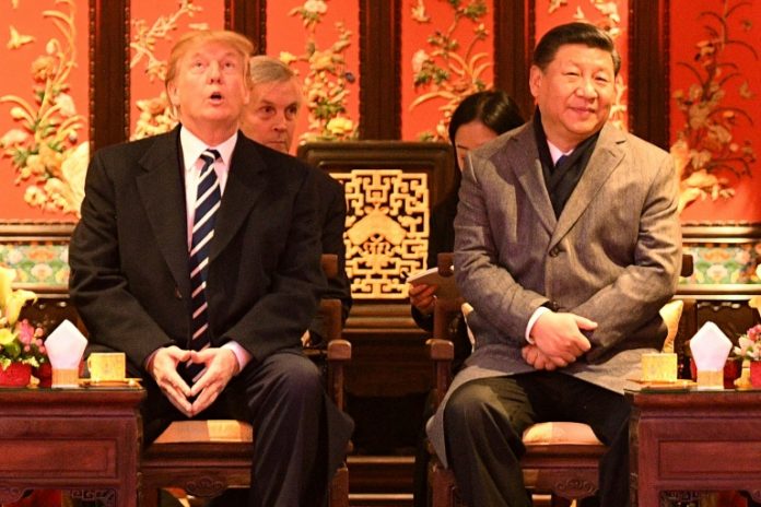 Les présidents américain Donald Trump (g) et chinois Xi Jinping lors d'une visite de la Cité Interdite, le 8 novembre 2017 à Pékin / © AFP/Archives / Jim WATSON