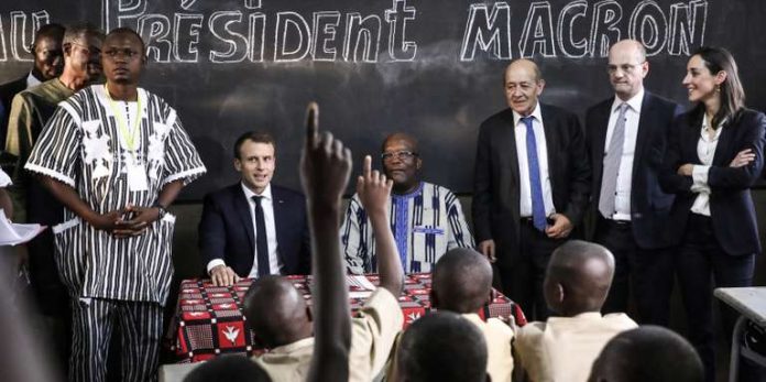 Les présidents français, Emmanuel Macron, et burkinabé, Roch Marc Christian Kaboré, lors d’une visite dans une école primaire à Ouagadougou, le 28 novembre 2017. CRÉDITS : LUDOVIC MARIN/AFP