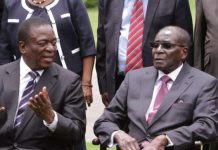 L'ancien vice-président Emmerson Mnangagwa et le président Robert Mugabe à Harare, le 12 décembre 2014.