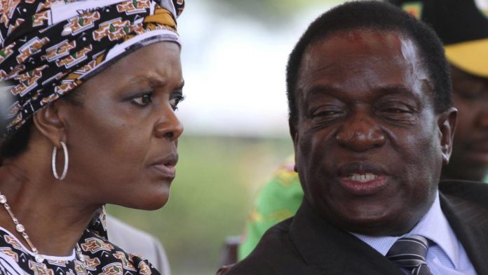 Zimabawe: Grace Mugabe aux côtés de Emmerson Mnangawa, alors vice-président (février 2016) à une réunion du Zanu-PF © REUTERS/Philimon Bulawayo