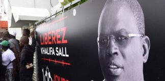 Affiche pour la libération de Khalifa Sall, maire de Dakar et élu député en juillet dernier alors qu'il était en prison. © SEYLLOU / AFP Par RFI Publié le