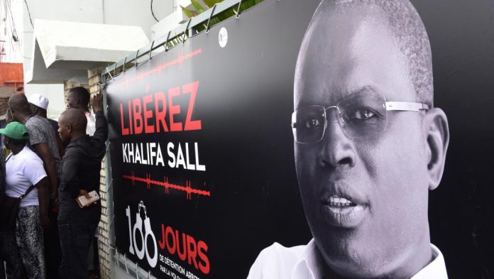 Affiche pour la libération de Khalifa Sall, maire de Dakar et élu député en juillet dernier alors qu'il était en prison. © SEYLLOU / AFP Par RFI Publié le