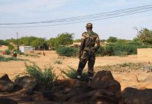 Un gendarme nigérien monte la garde à Ayorou, le 2 novembre 2017. Le 24 octobre 2017, une attaque djihadiste sur la localité avait fait 13 mort parmi les gendarmes. CRÉDITS : SAMUEL GRATACAP POUR LE MONDE