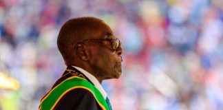 Le président zimbabwéen Robert Mugabe, à Harare, le 18 avril 2017 / © AFP/Archives / Jekesai NJIKIZANA