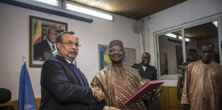 Le Ministre malien de la Défense et des Anciens Combattants, M. Tiénan Coulibaly et M. Mahamat Saleh Annadif, le Représentant spécial du Secrétaire général de l’ONU qui ont apposé leurs signatures sur le document