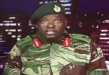 Un soldat a lu un communiqué à la télévision nationale ZBC, dans la nuit de mardi à mercredi 15 novembre 2017. Les militaires ont affirmé être intervenus contre des «criminels» de l'entourage du président Mugabe. © capture d'écran de la télévision ZBC