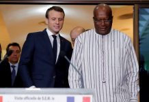 Le président français Emmanuel Macron est accueilli à l'aéroport de Ouagadougou, le 27 novembre 2017, par son homologue burkinabè, Roch Marc Christian Kaboré. © REUTERS/Philippe Wojazer